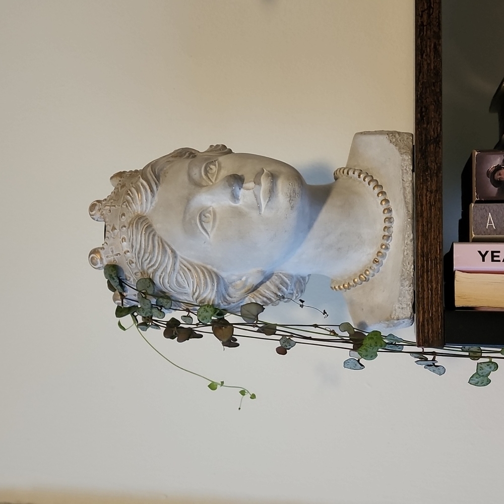 Queen Planter Pot